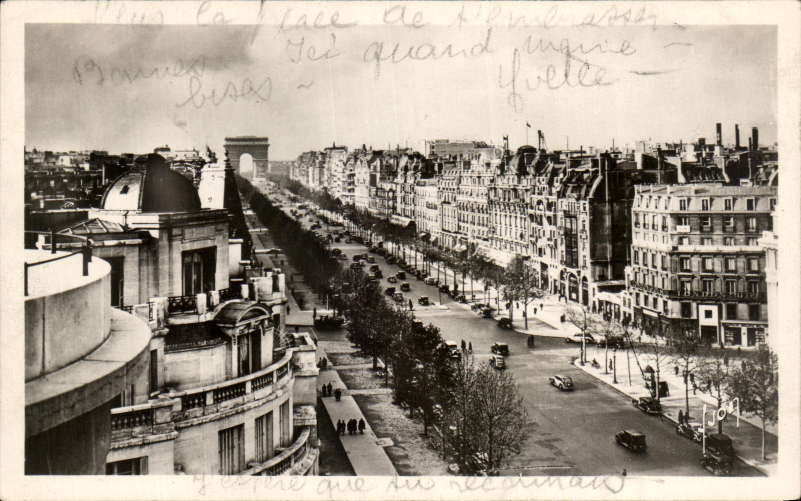 CPA Paris En Flanane Avenue des Champs Elysees