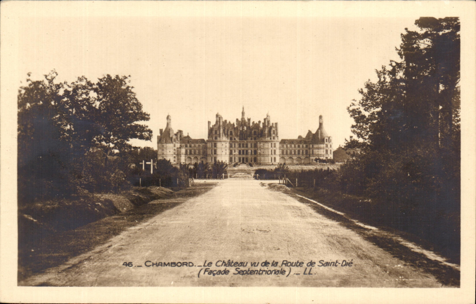 CPA Chambord Le Chateau vu de la Route de Saint Die