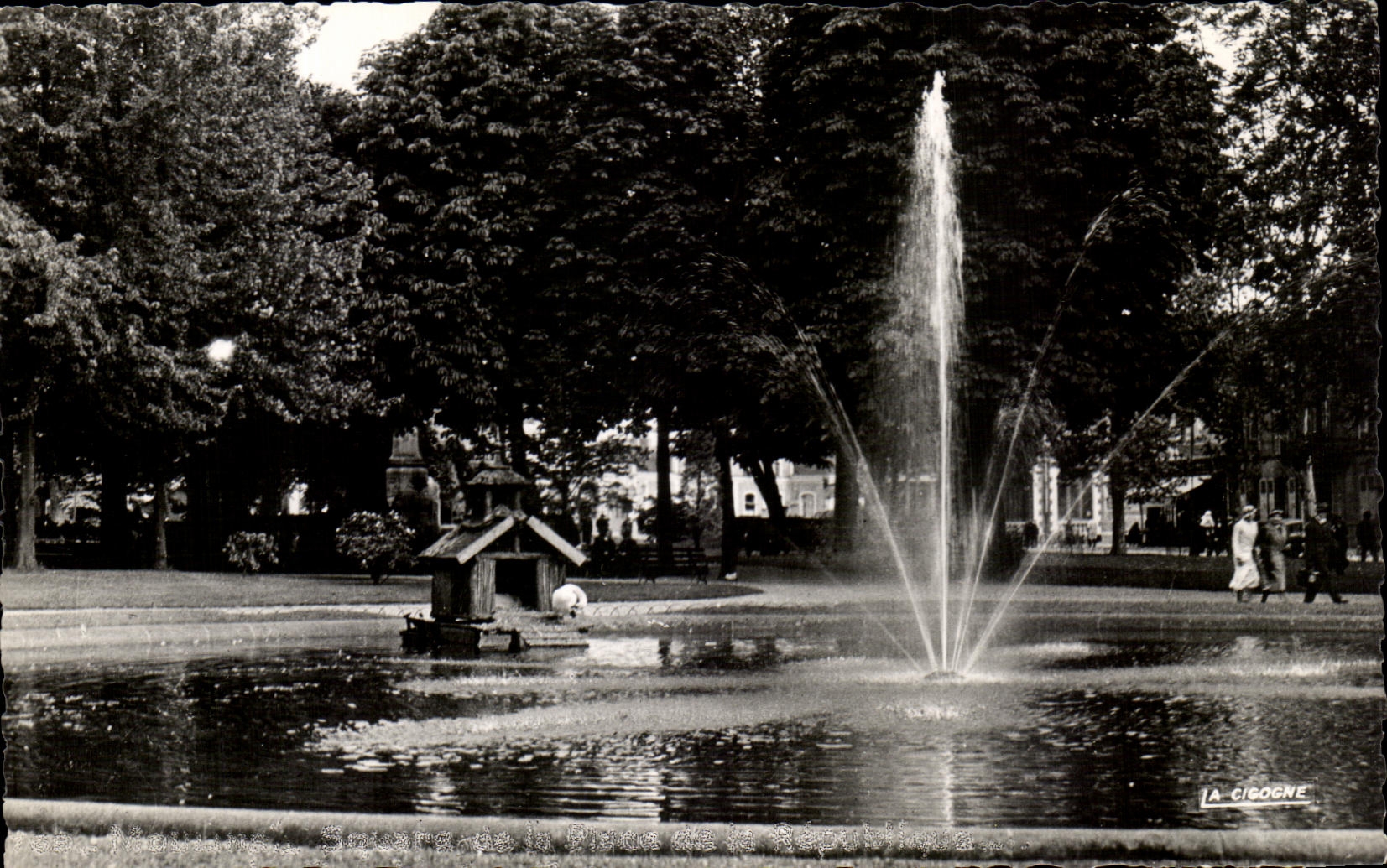 CPA Moulins Public garden Of the Place Of the Republic the Basin Of the Swans