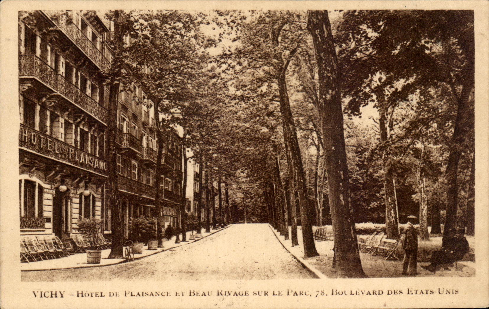 CPA Vichy Hotel De Pleasure And Beautiful Shore On the Park