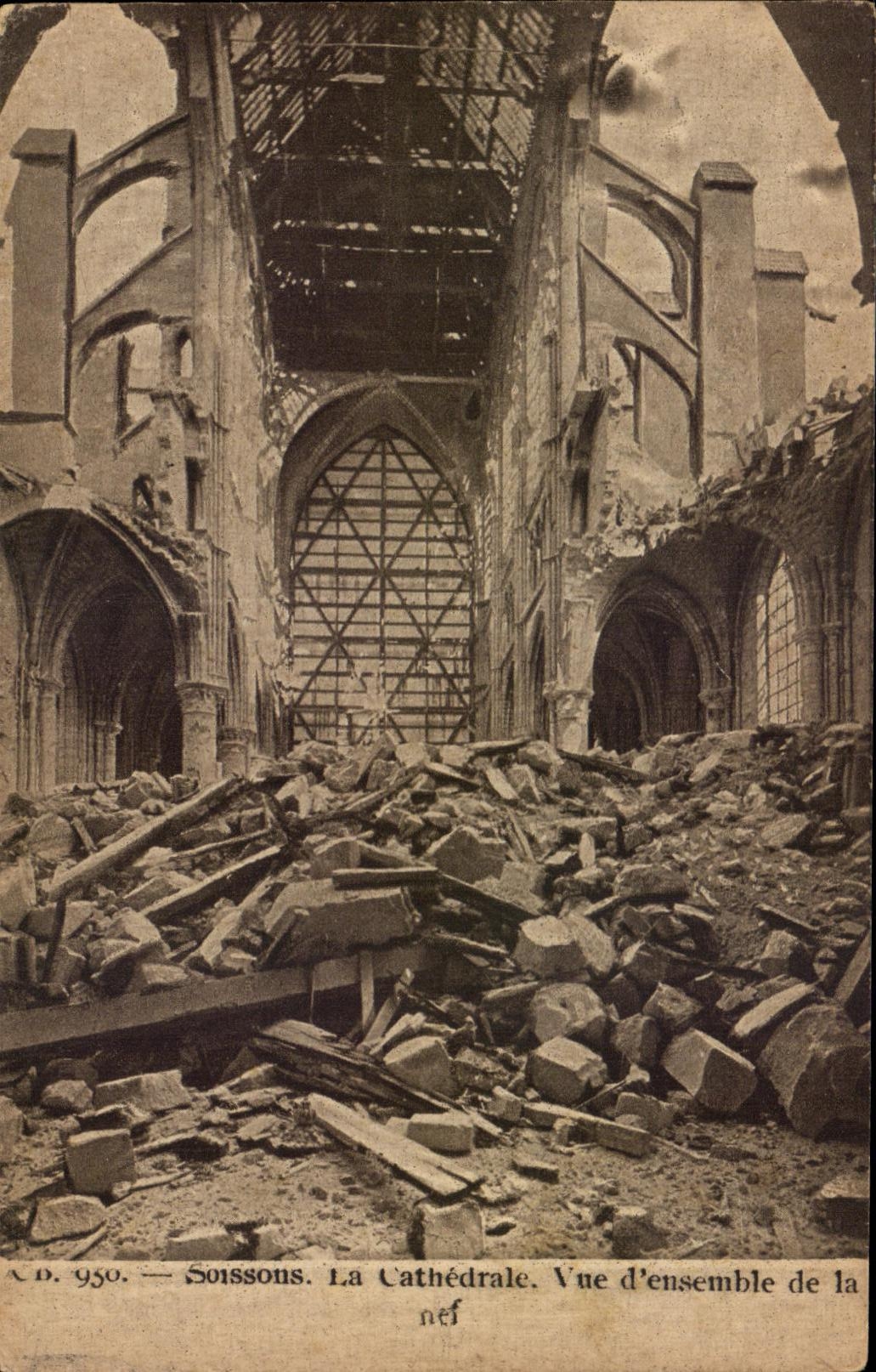 CPA Soissons La Cathedrale Vue D'ensemble de la nef