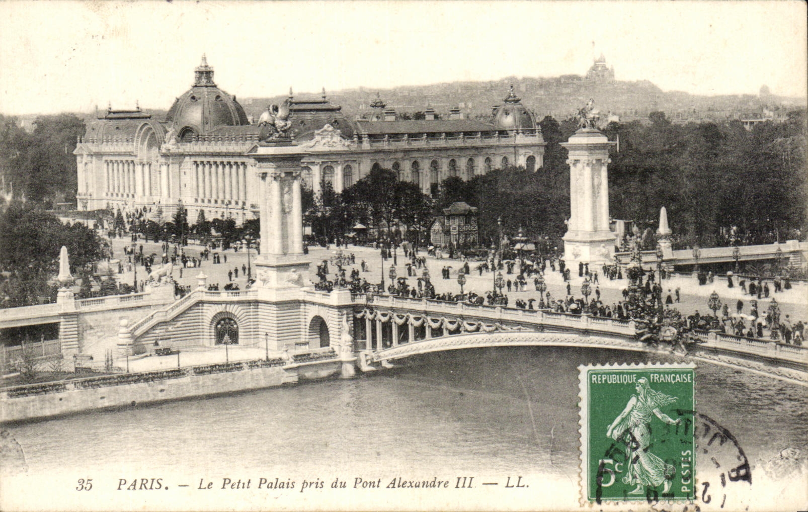 CPA Paris the Petit Palais taken of the Bridge Alexandre III