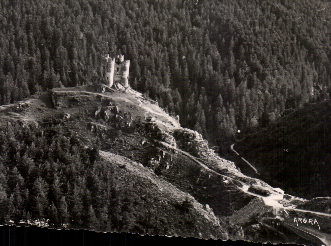 CPA Envircns de Saint Flour the Castle of Alleuze