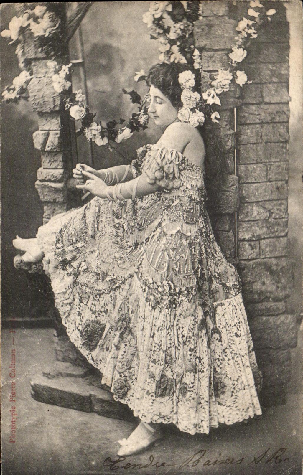 CPA Fantaisie Femme Costume Folklore 