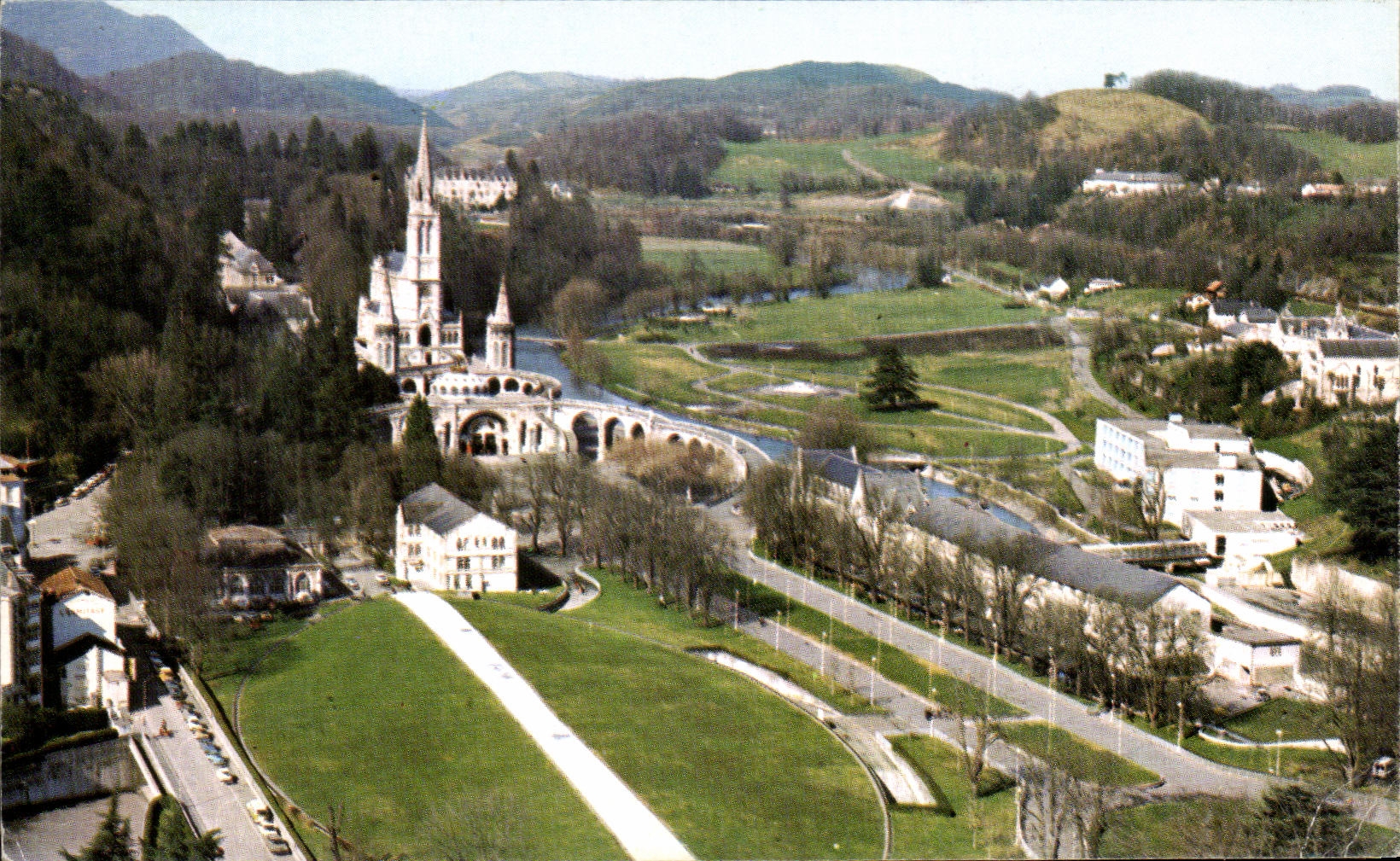 CPA Lourdes La Basilique et la Basilique Souterraine