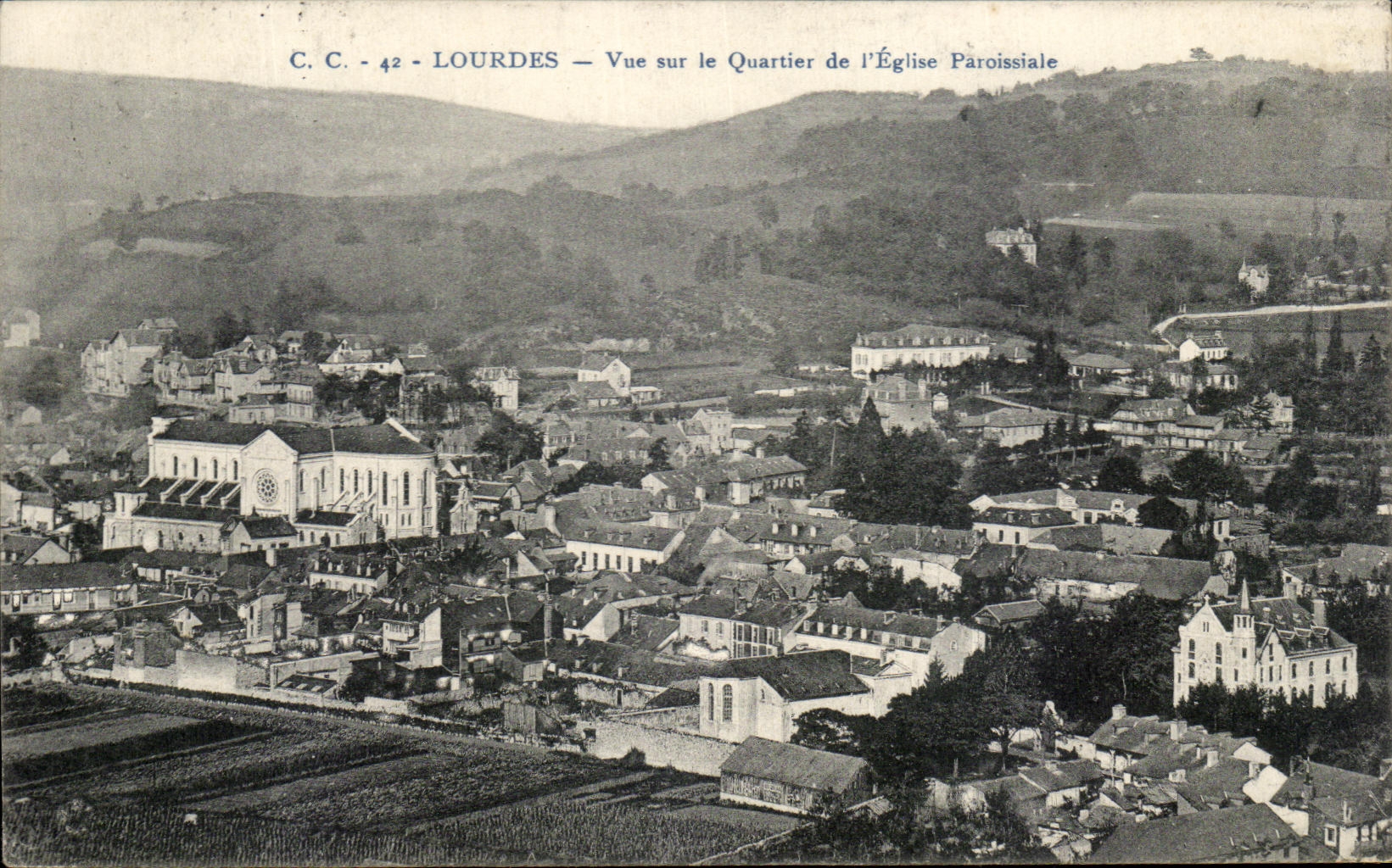 CPA Lourdes Vue sur le Quartier de I'Eglise Paroissiale