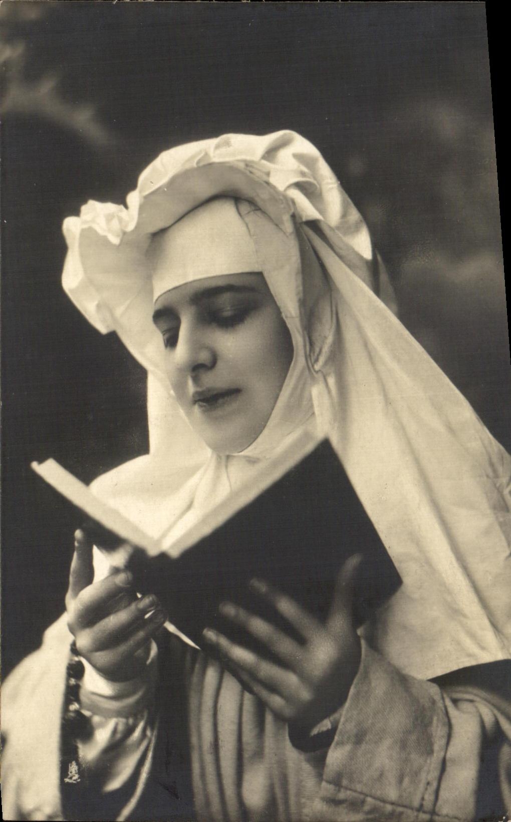 CPA Fantaisie Religieuse Femme 