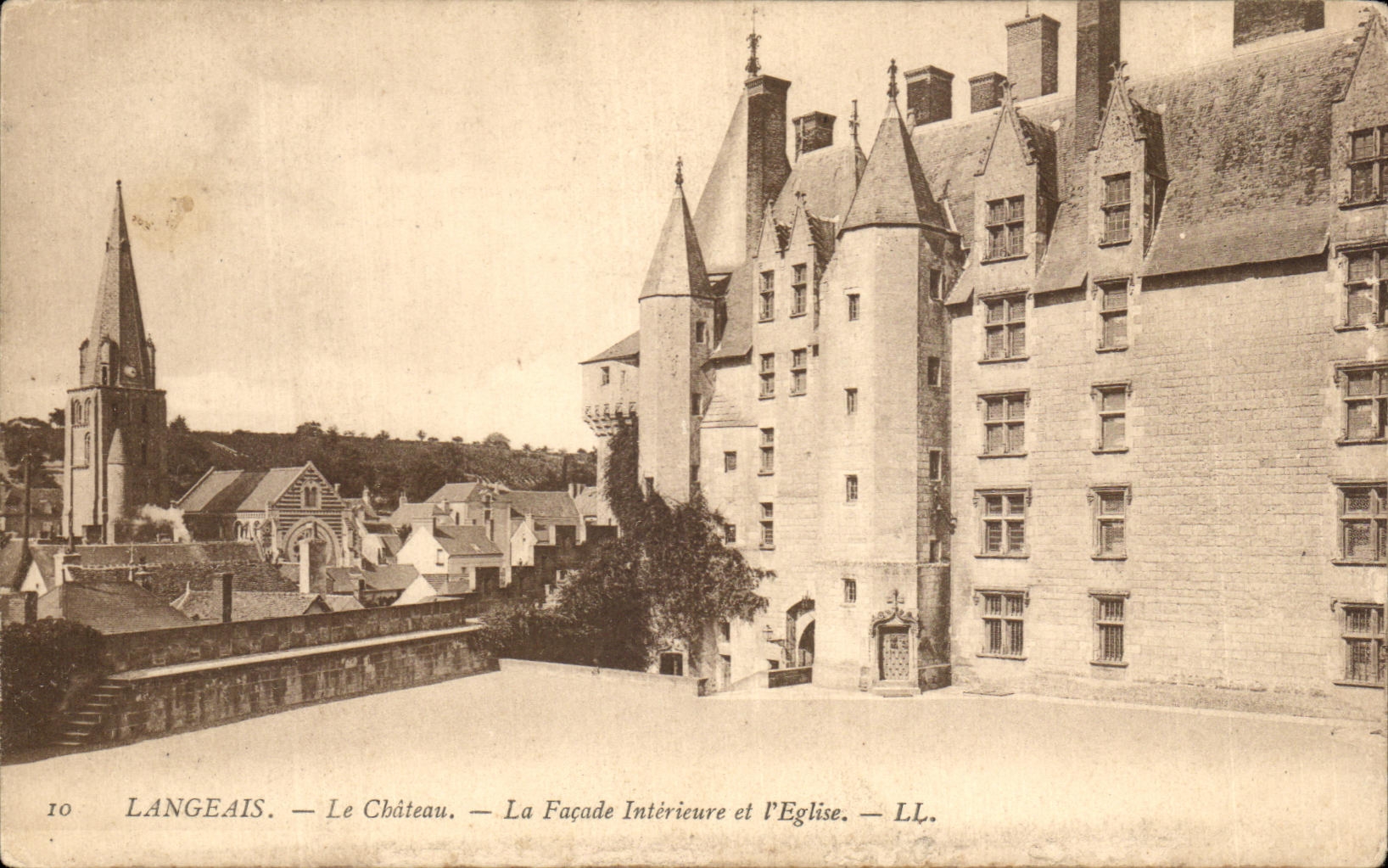 CPA Langeais el castillo el ataque frontal interior y la iglesia