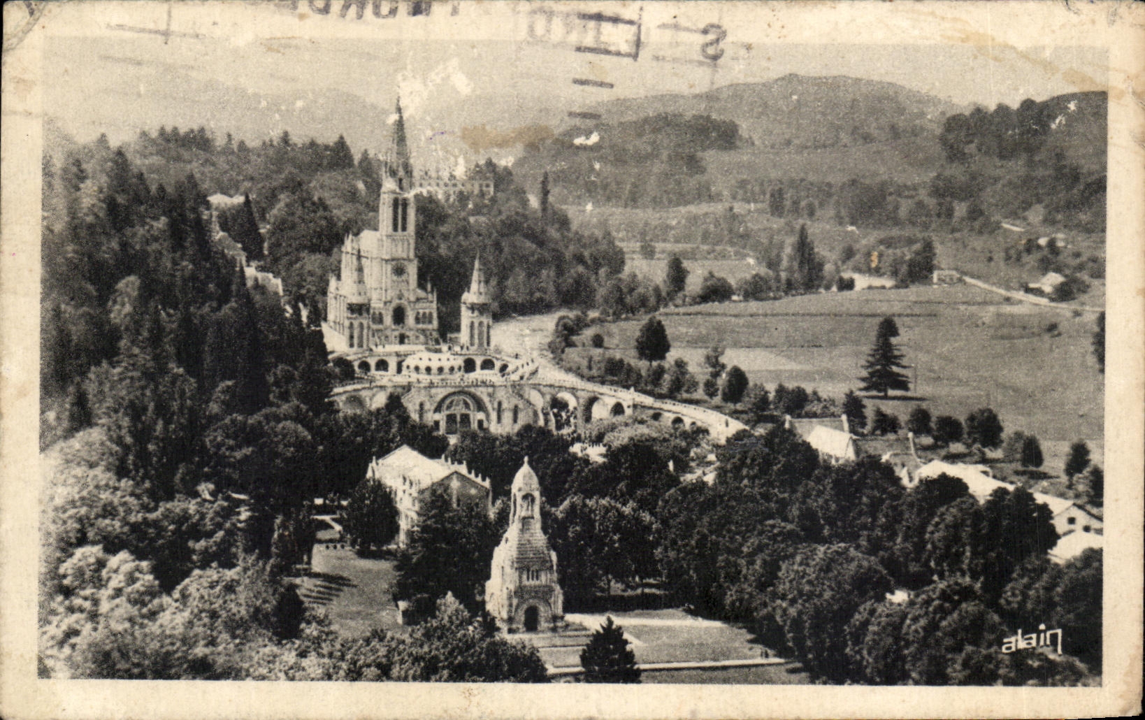 CPA Lourdes La Basilique et la Monument