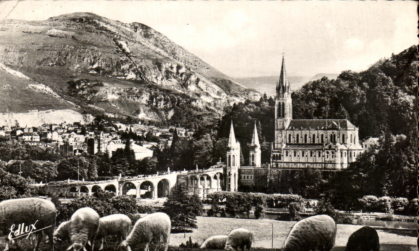 CPQM Lourdes La Basilique et le Pic du Jer Moutons