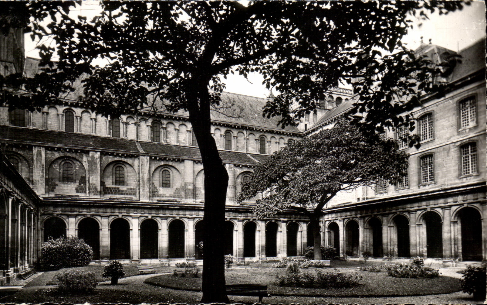 Abadia de CPSM Caen con la corte de los hombres del claustro