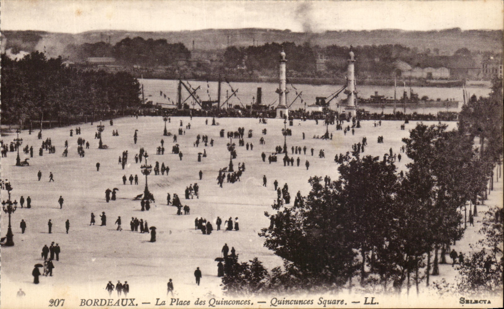 CPA Bordeaux La Place des Quinconces Bateau