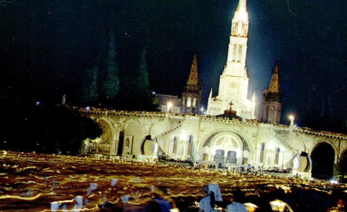 CPSM Lourdes La Basilique illuminee et la Procession aux Flambeaux