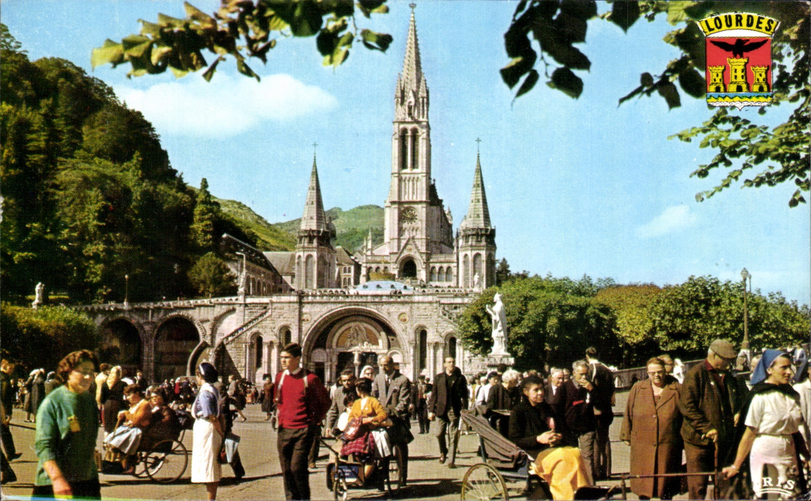 CPM Lourdes Les Malades Reviennent de la Grotte