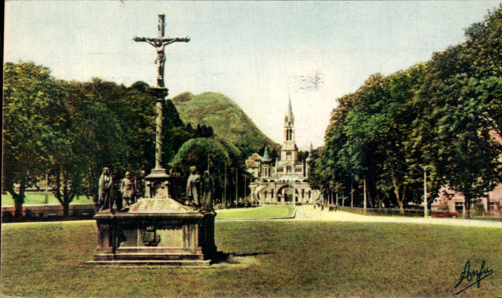 CPSM Lourdes La Basilique et le Calvaire des Bretons