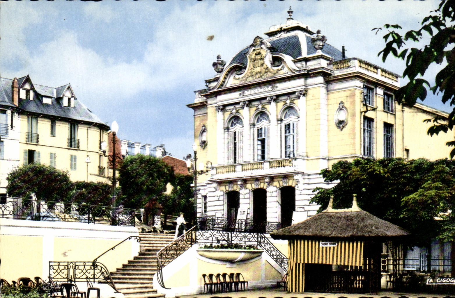 Balneario termal de CPSM Chatelguyon de Auvergne el teatro y la fuente de Yvonne