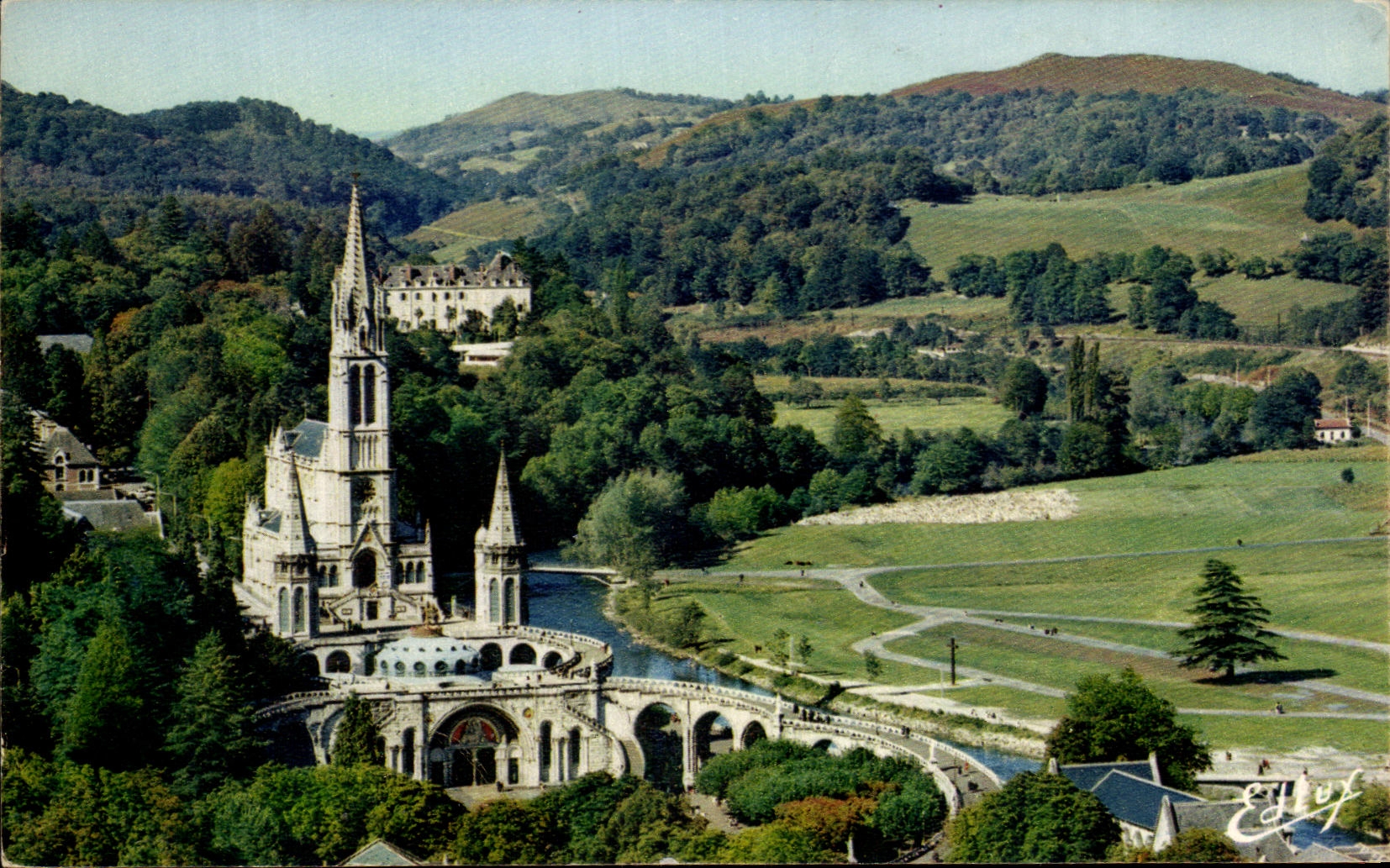 CPSM Lourdes La Basilique Vue du Chateau Fort
