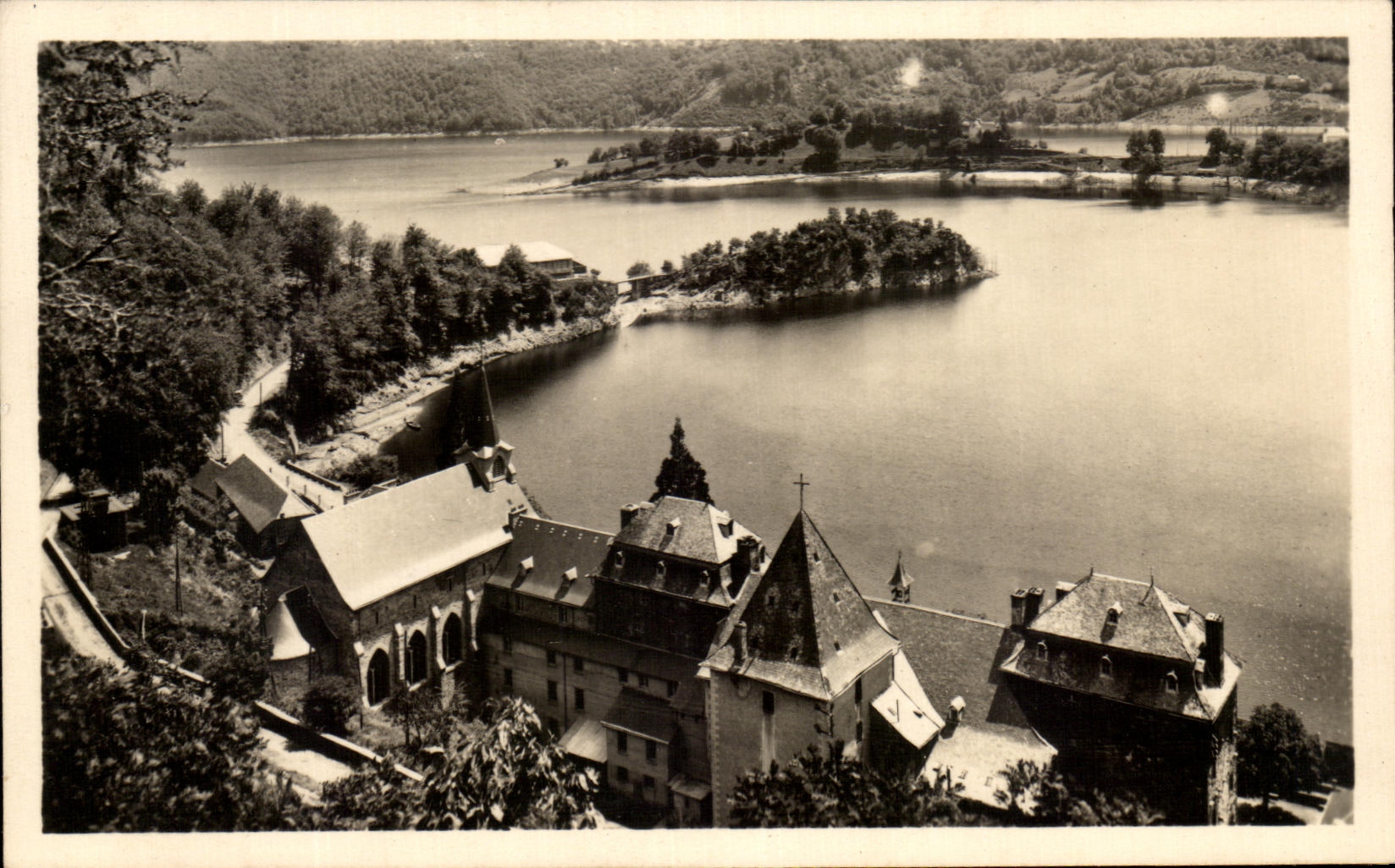 CPA ChaudesAiges Lac de Sarrans Vue d'Ensemble sur la Presqu'ile de Caussao