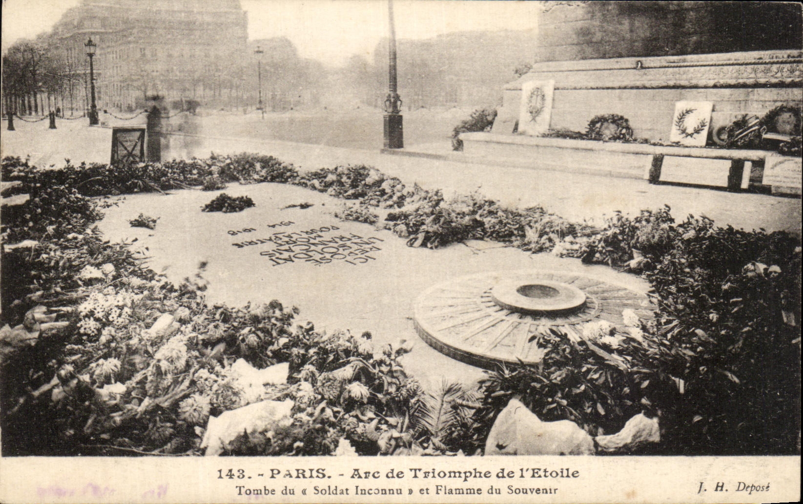 CPA Paris Arc De Triomphe de Etoile la tumba del soldado desconocido y de Elamme del recuerdo