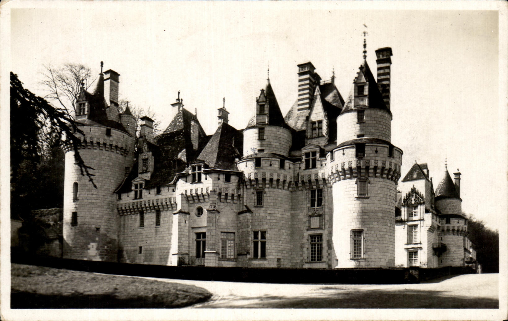 CPA Rigny Usse Le Chateau Donjon Cylindrique