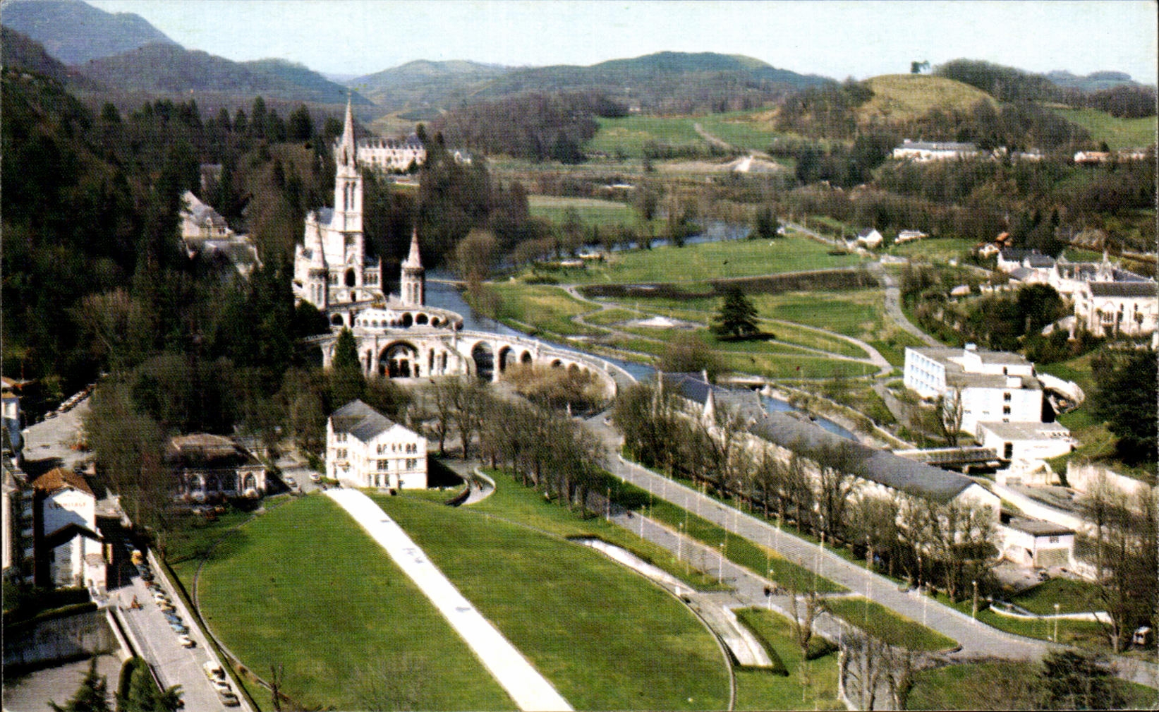 CPM Lourdes La Basilique et la Basilique Souterraine