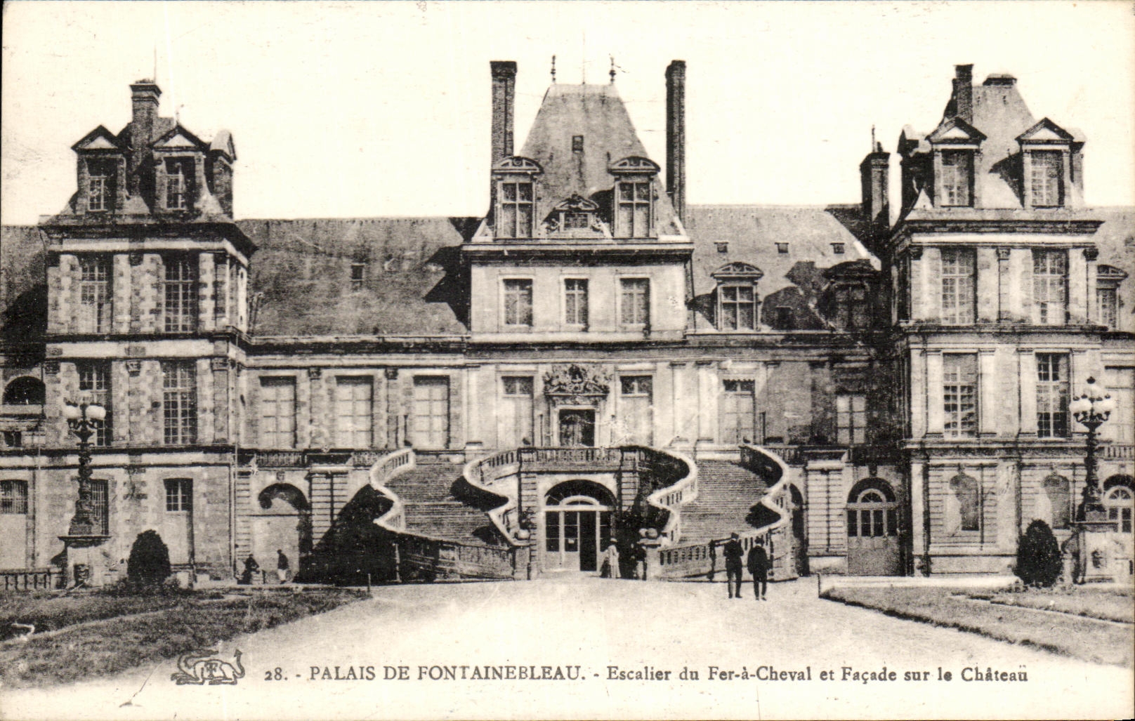 CPA Palais De Fonttainebleau Escalier du Fer a Cheval et Facade sur le Chateau