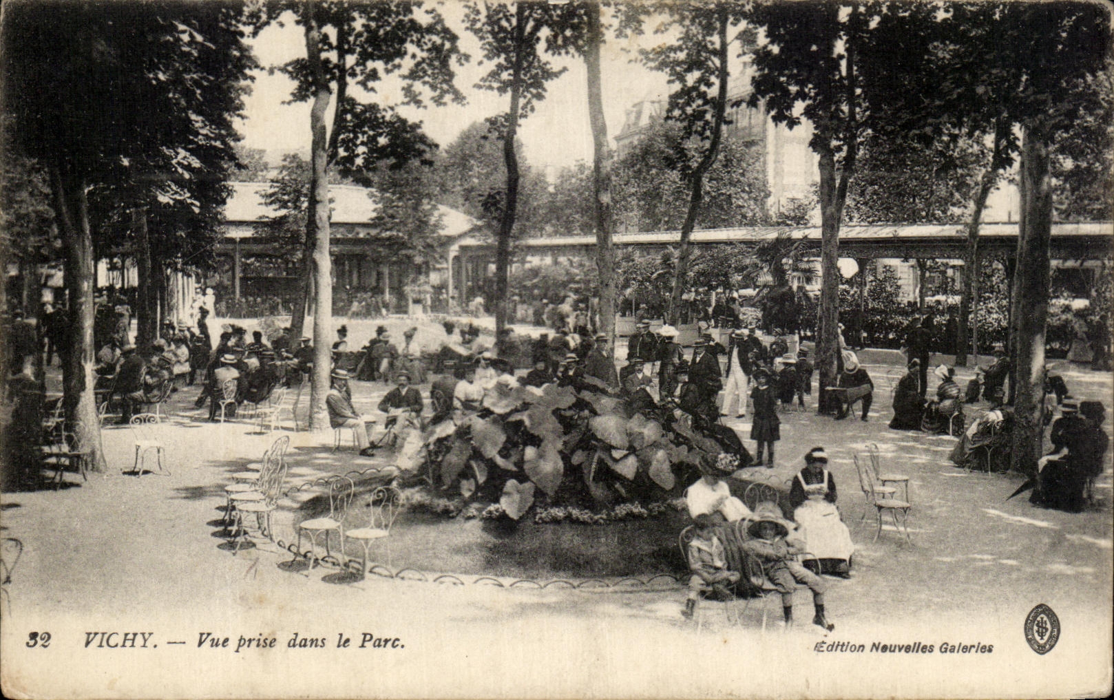 CPA Vichy Seen from in the Park