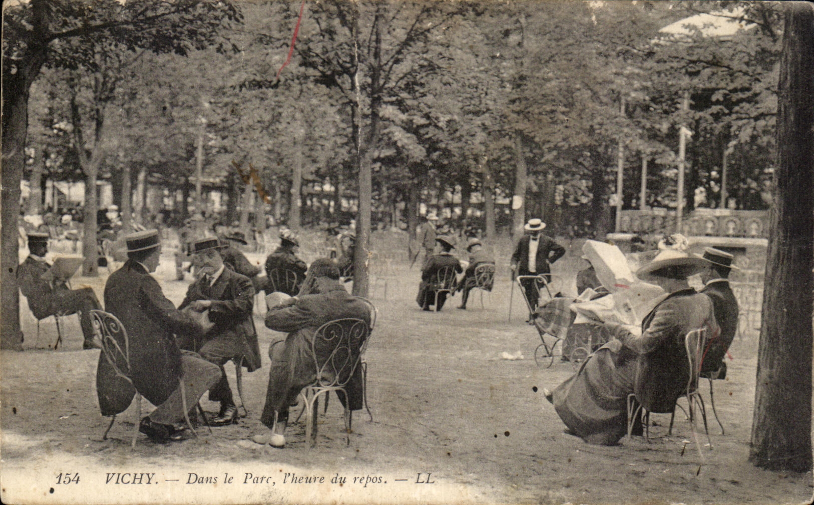 CPA Vichy In the Park the hour of the rest