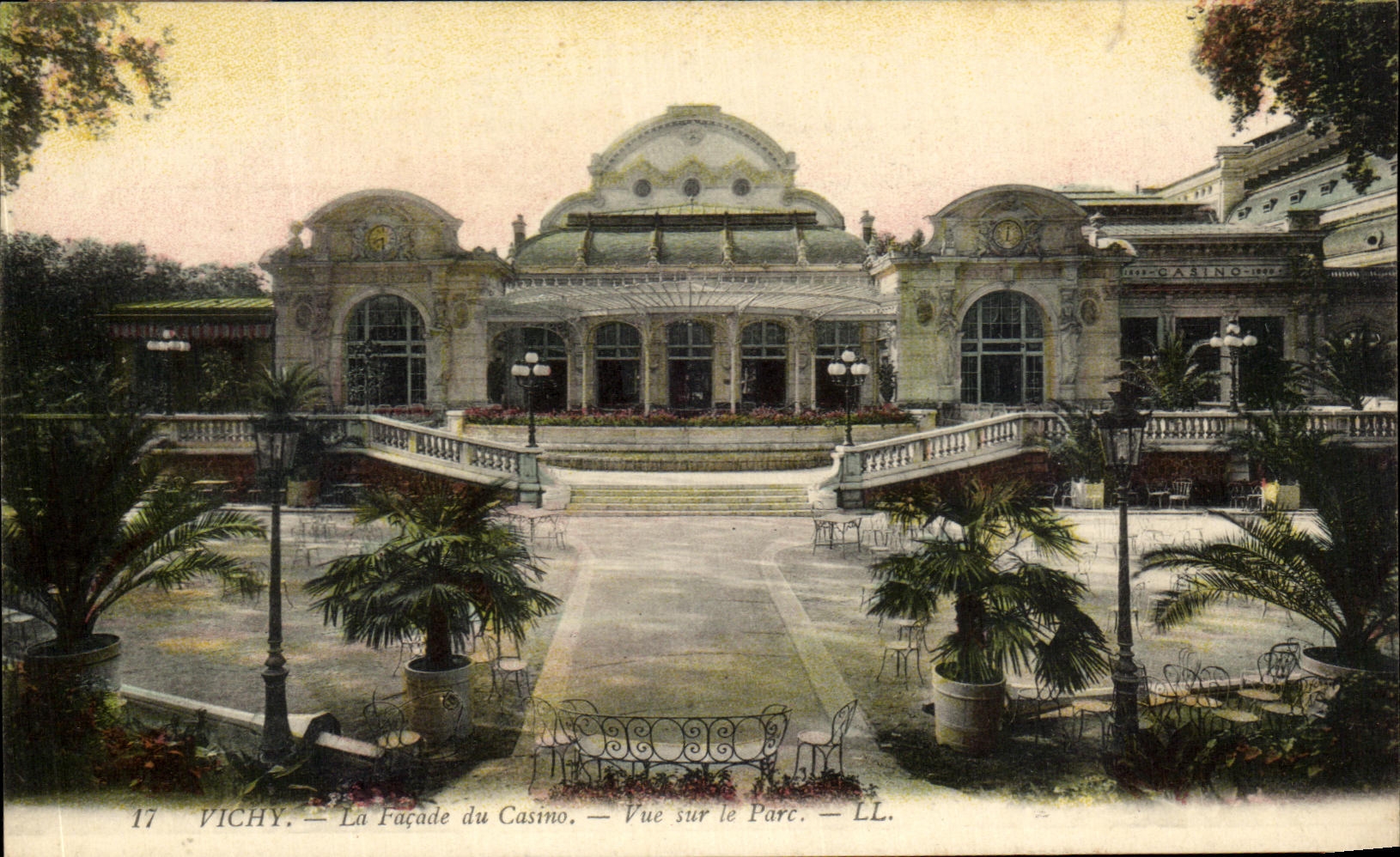 CPA Vichy La Facade du Casino Vue sur le Parc