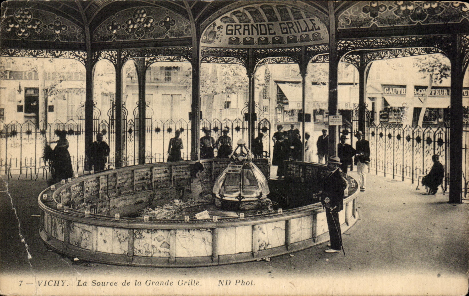 CPA Vichy Souce of the Large Grid