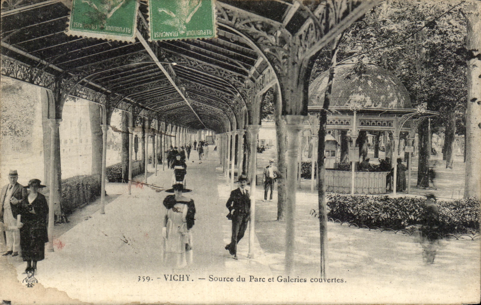 CPA Vichy Source of the Park and covered Galleries