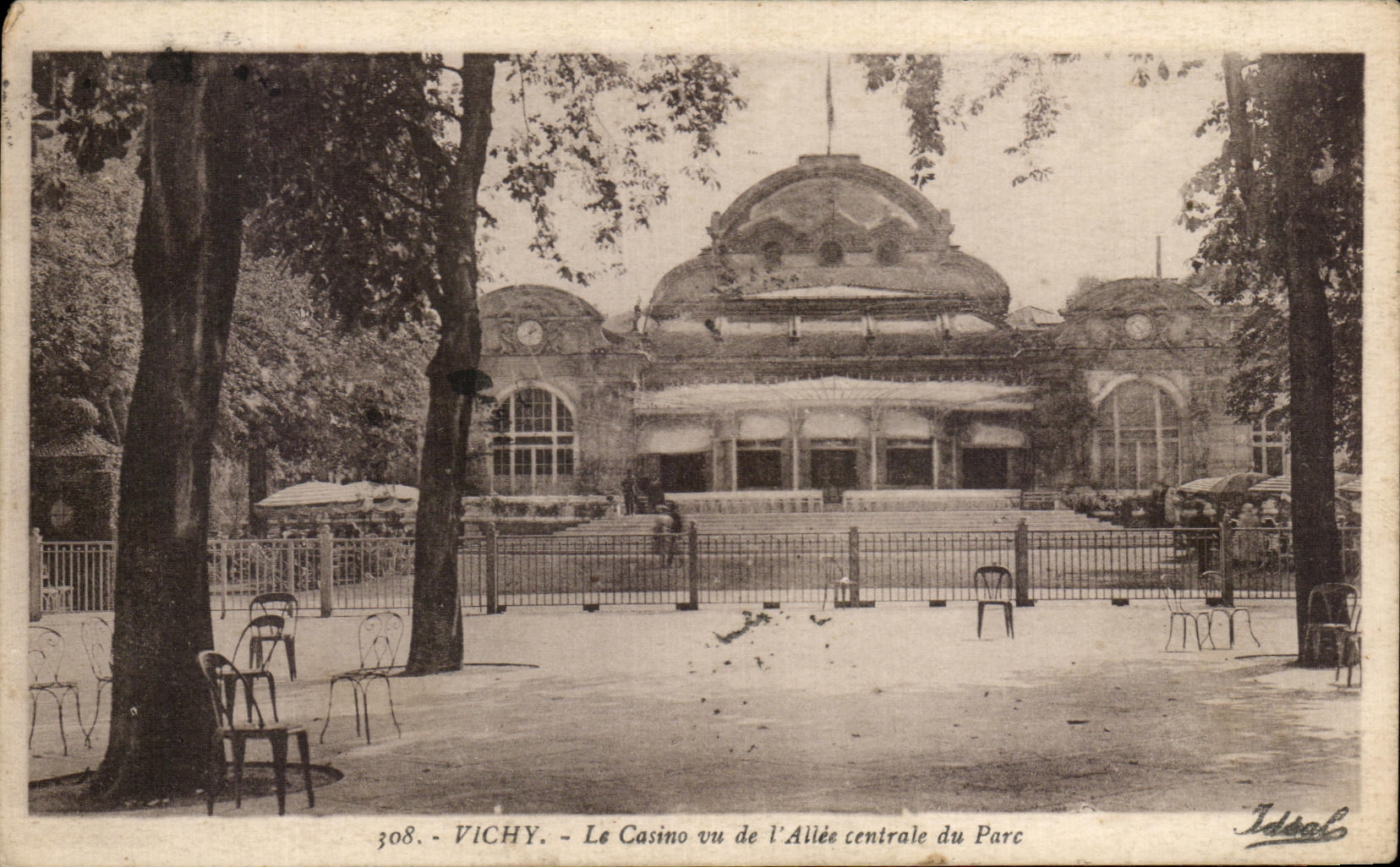 CPA Vichy the Casino seen of I' Allee central of the Park Label Tuberculosis