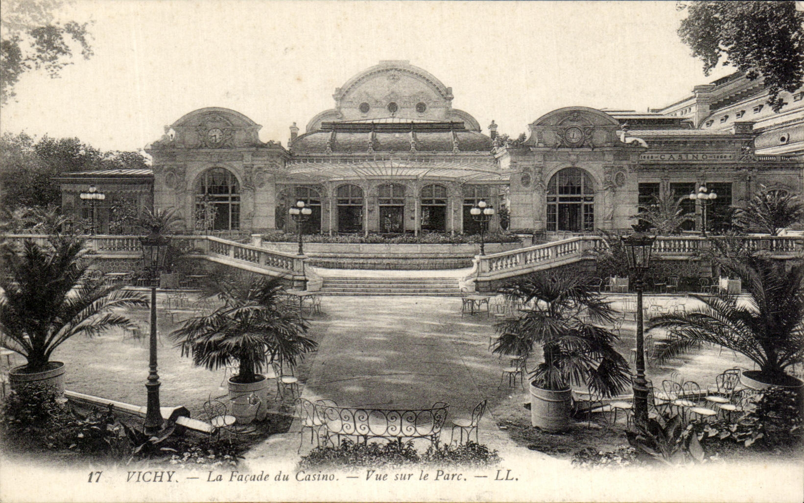 CPA Vichy La Facade du Casino Vue sur Le Parc