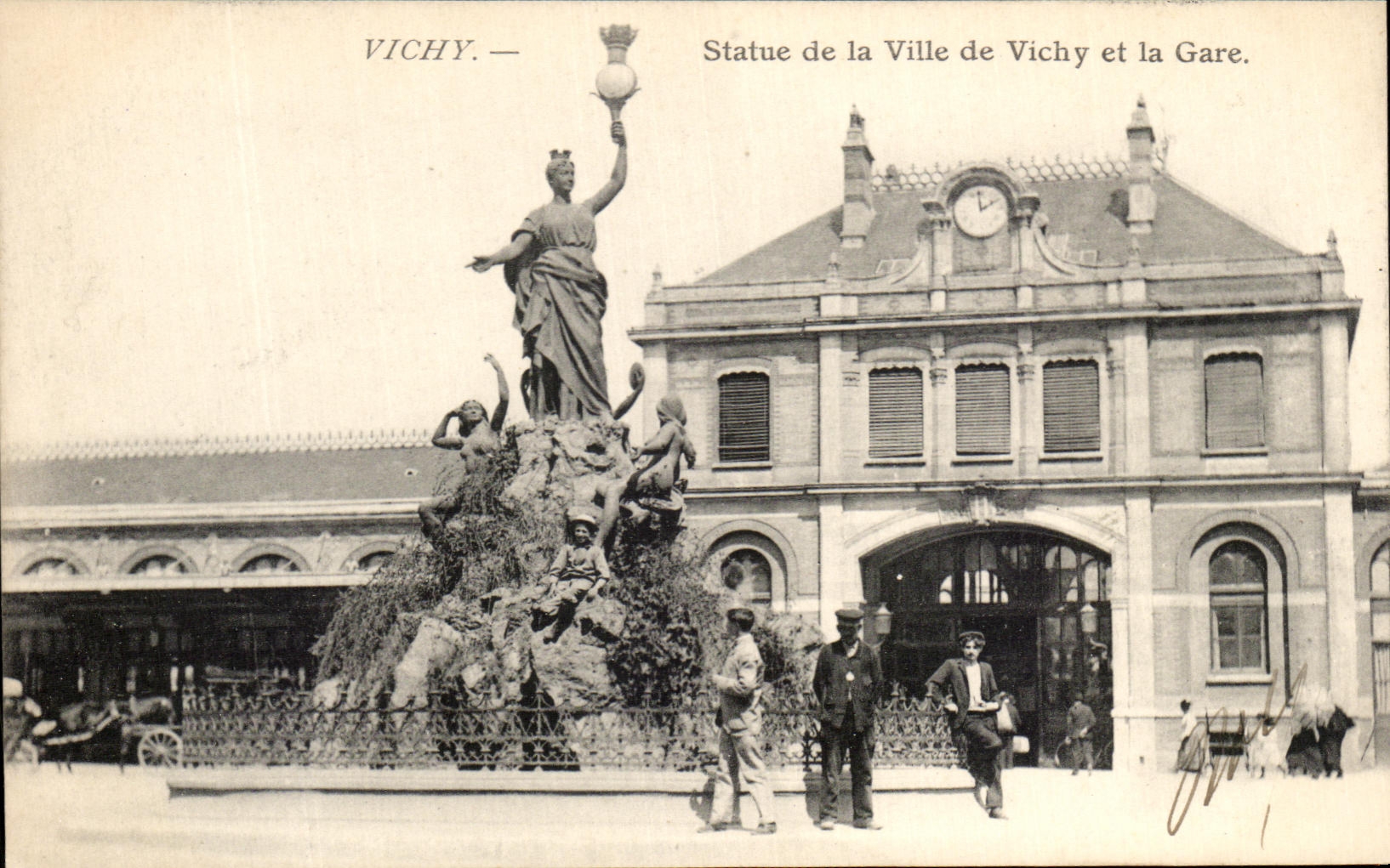 CPA Vichy Statue of the Town of Vichy and Train station