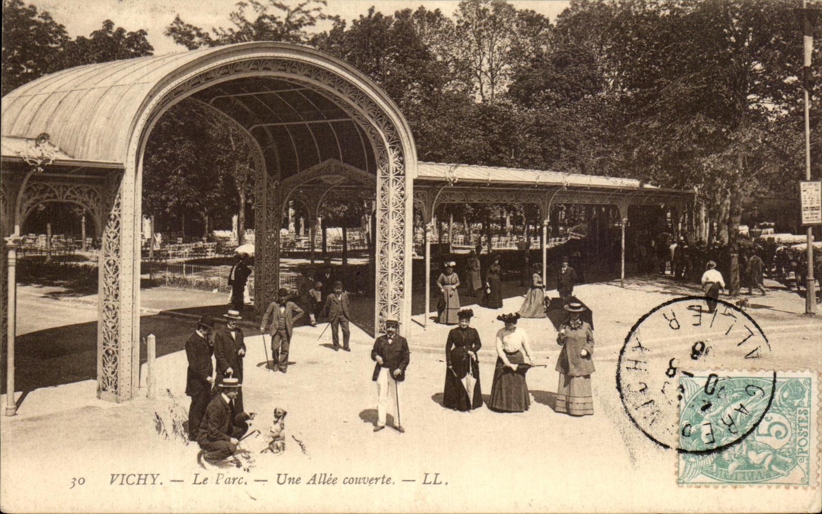 CPA Vichy the Park Allee covered