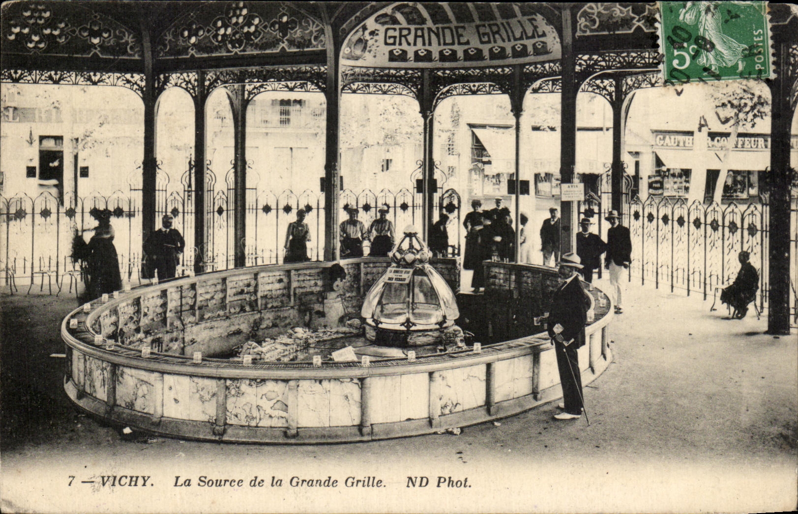 CPA Vichy La Source de la Grande Grille