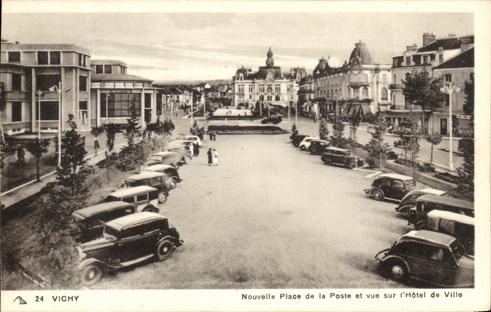 CPA Vichy Nouvelle Places Post office and sight on the Town hall