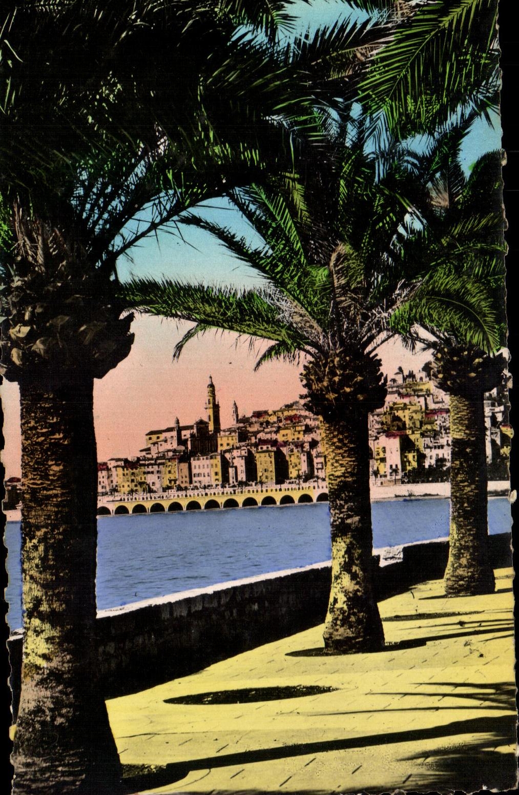 CPA Menton La Vieille Ville Vue Prise de Garavan