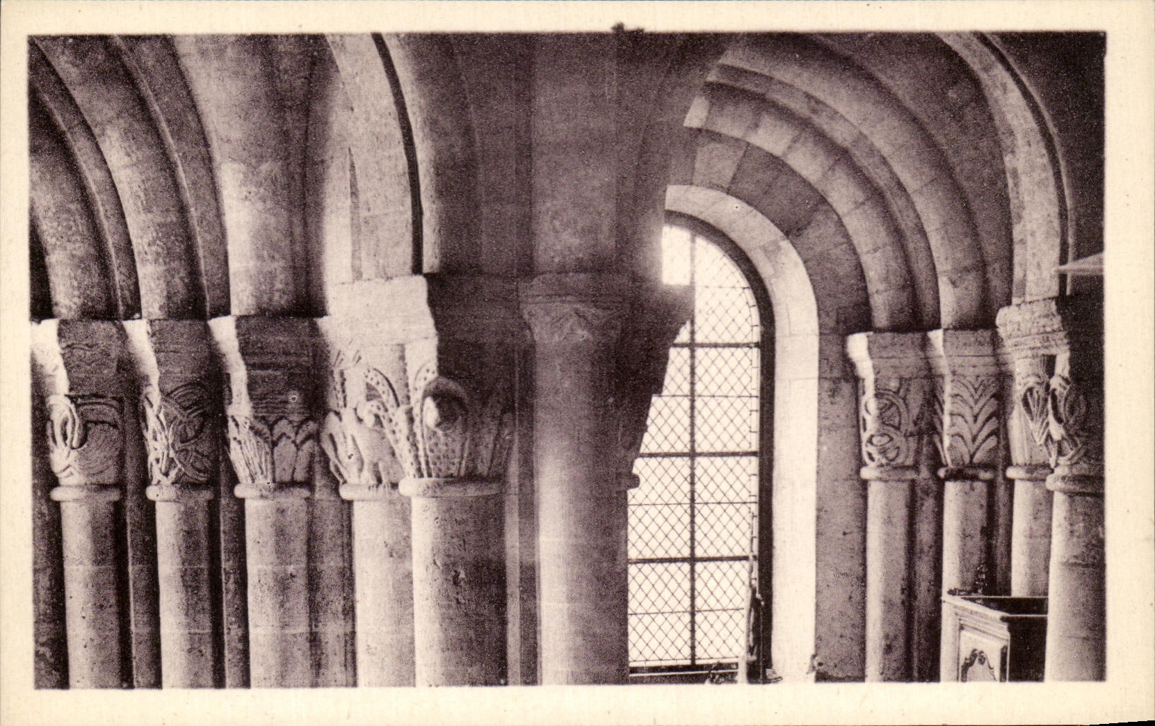 Iglesia vieja de la abadia de CPA Morienval de benedictinos