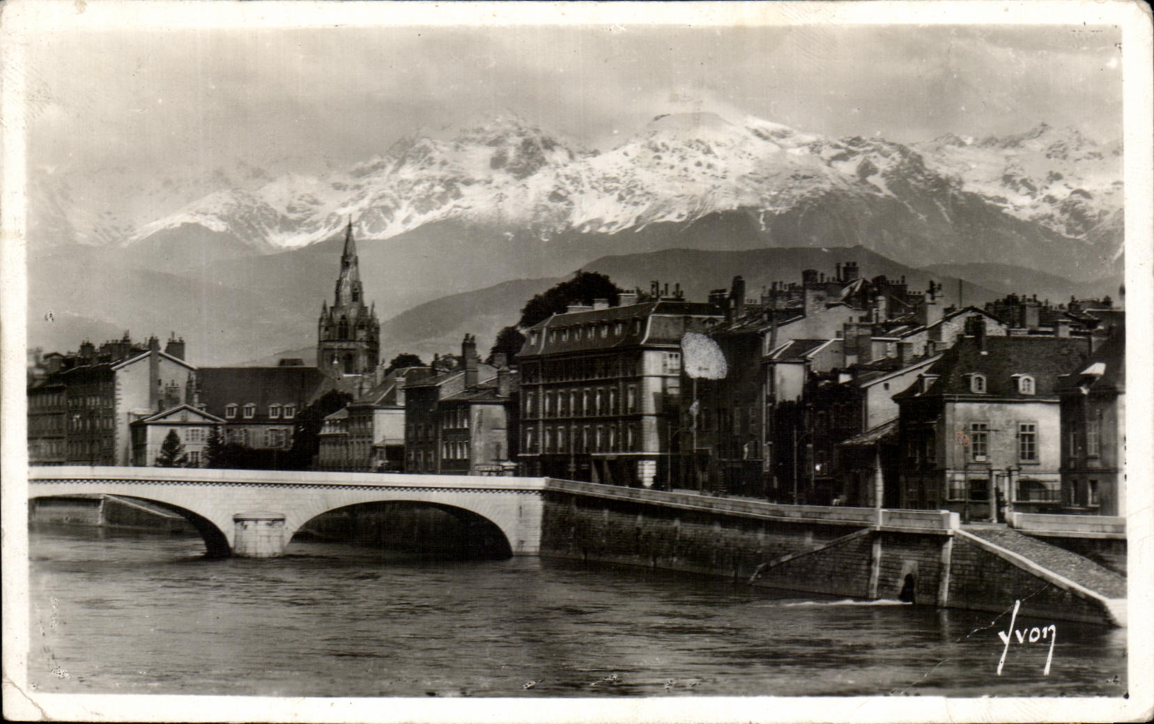 CPA Grenoble Les Bords De I'Isere Et Les Alpes Neigeuses