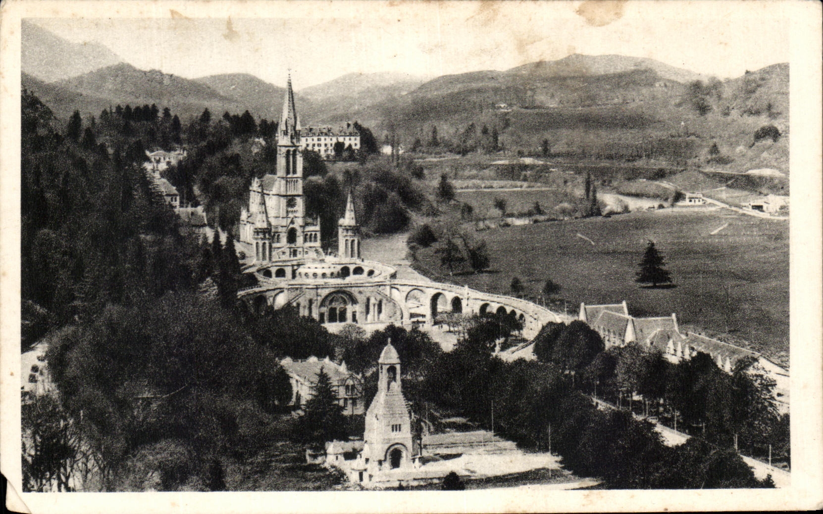 CPA Lourdes La Bailique et le Monument Interallie vue du Chateau Fort