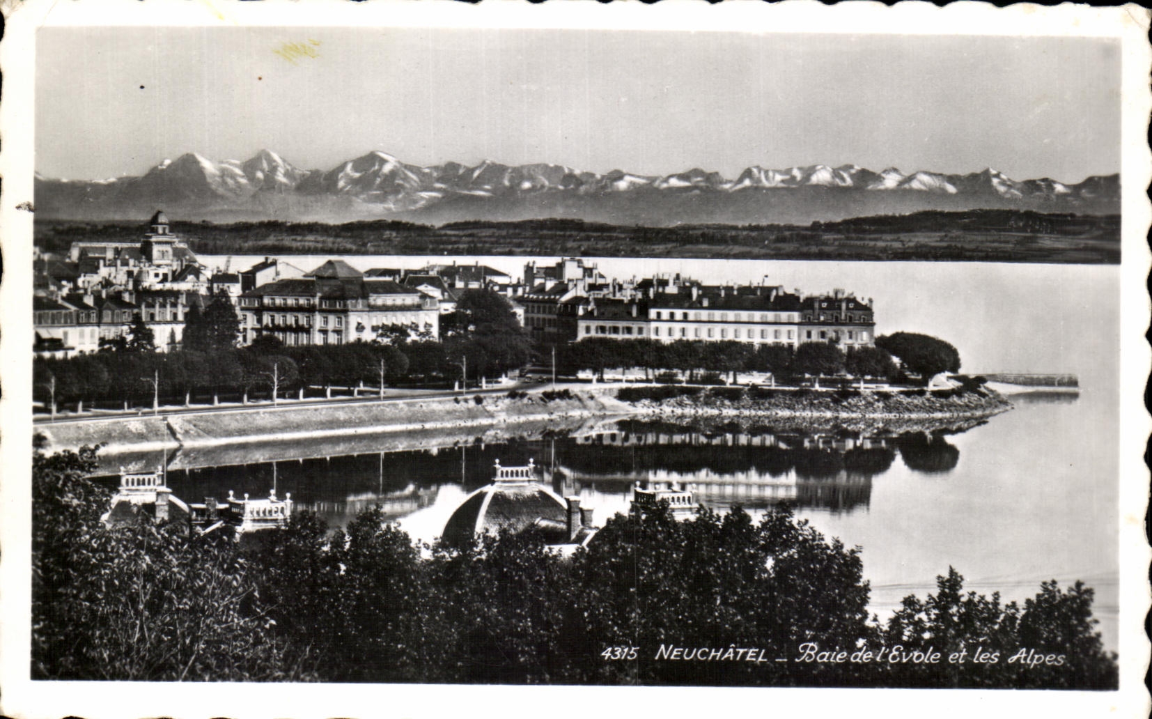 CPA Neuchatel Baie de I'Evole et les Alpes Suisse