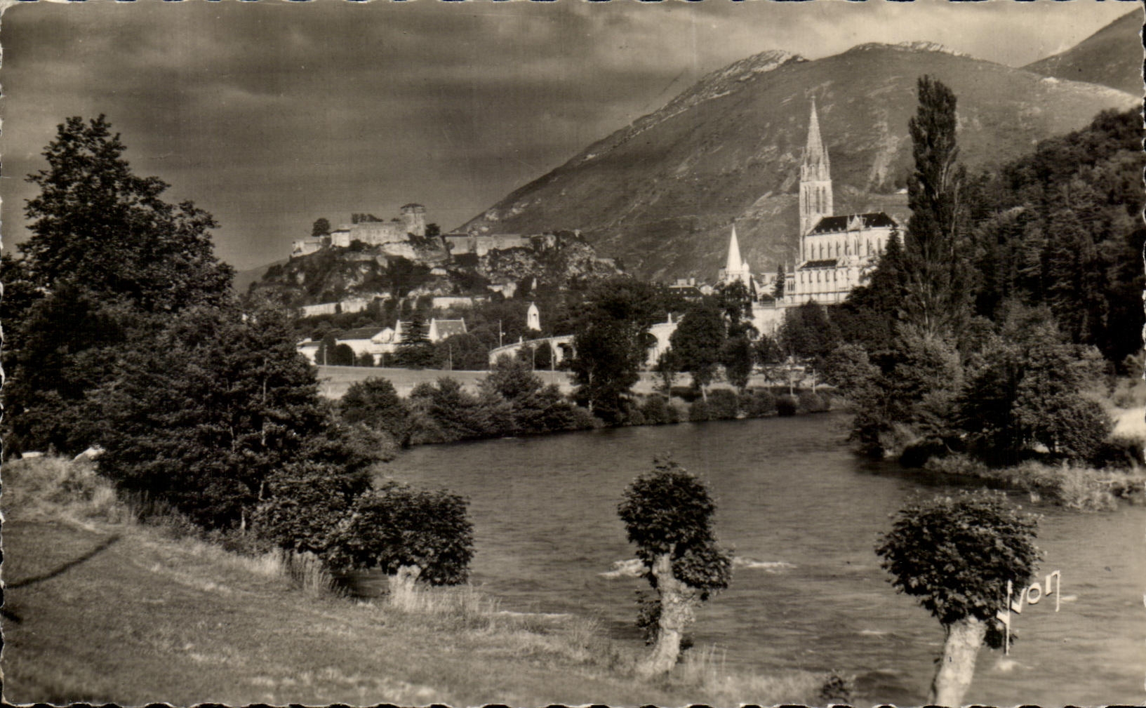 CPA Lourdes Le Gave de Pau La Basilique et le Chateau Fort