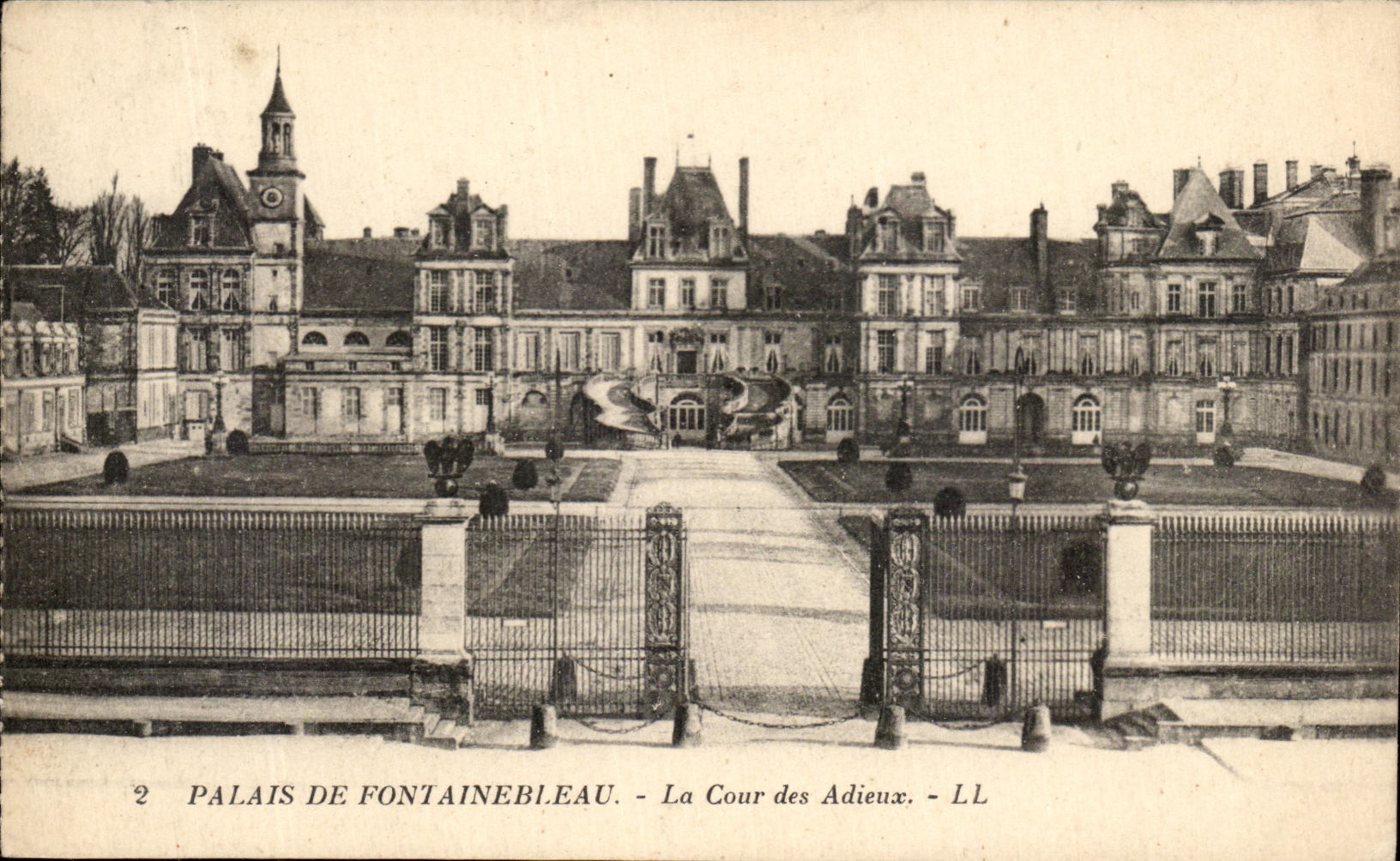 CPA Palais De Fontainebleau Le Cour des Adieux