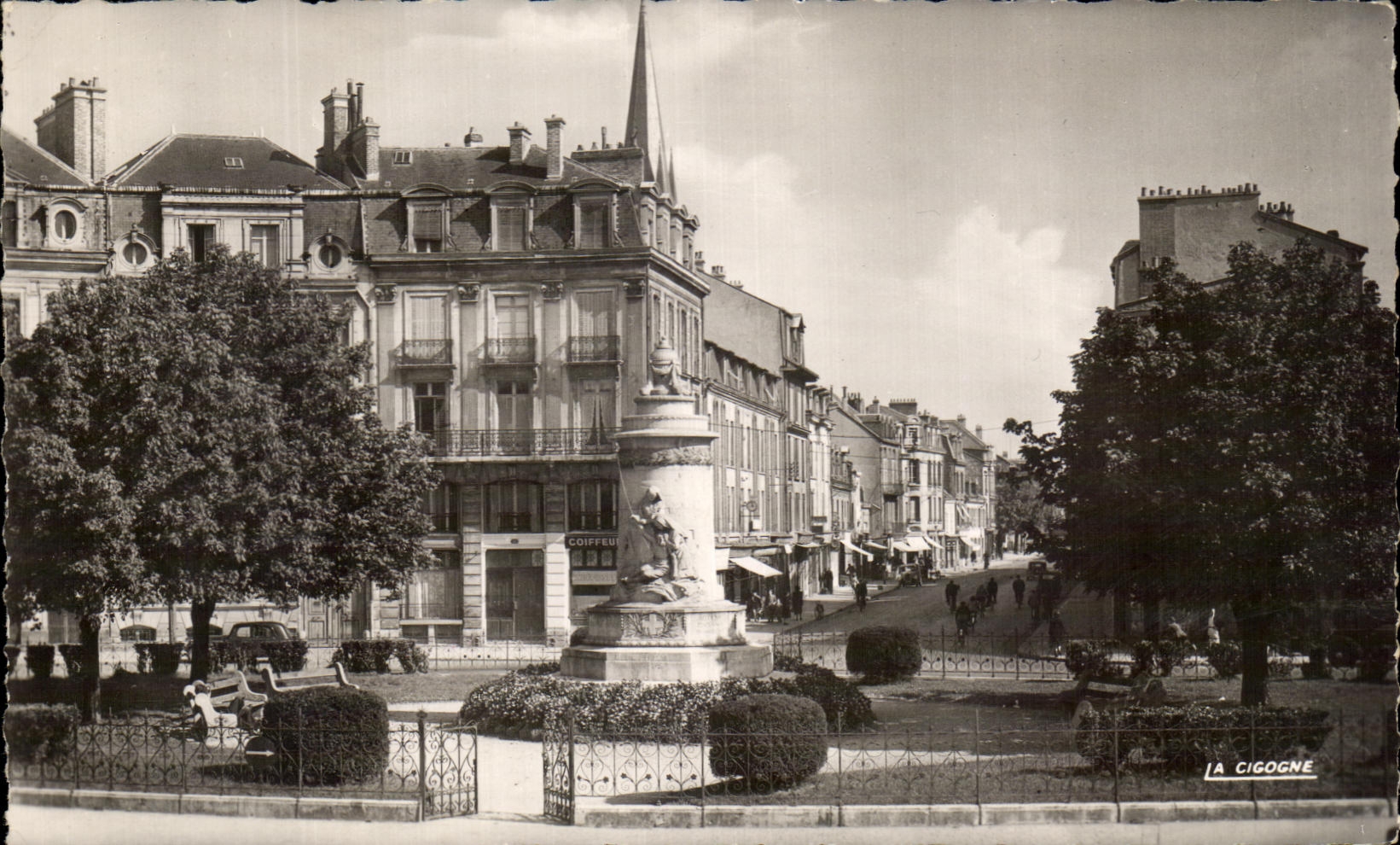 CPA Rheims has Briand Monument with the infirimieres