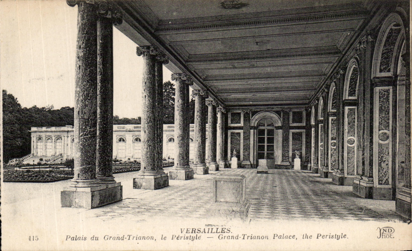 CPA Versailles Palais Du grand Trianon Le Peristyle Grand Trianon