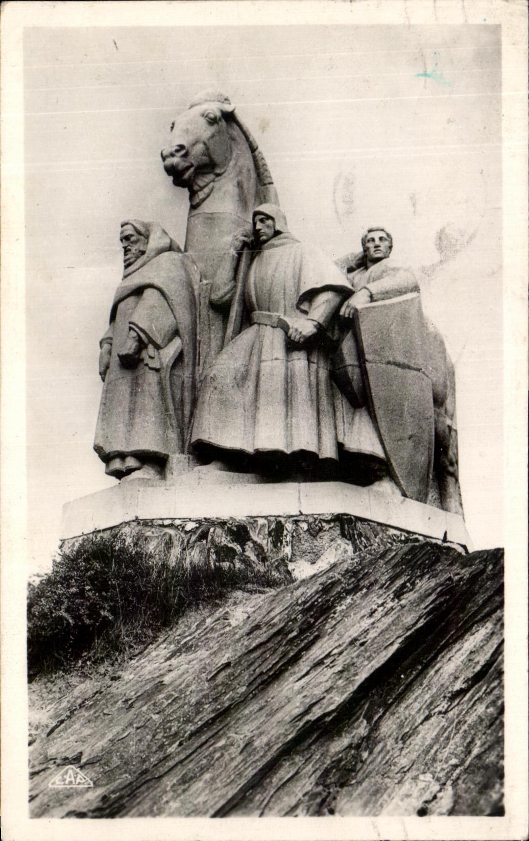 CPA Vallee De La Meuse Chateau Regnault Monument Des Fils Aymon
