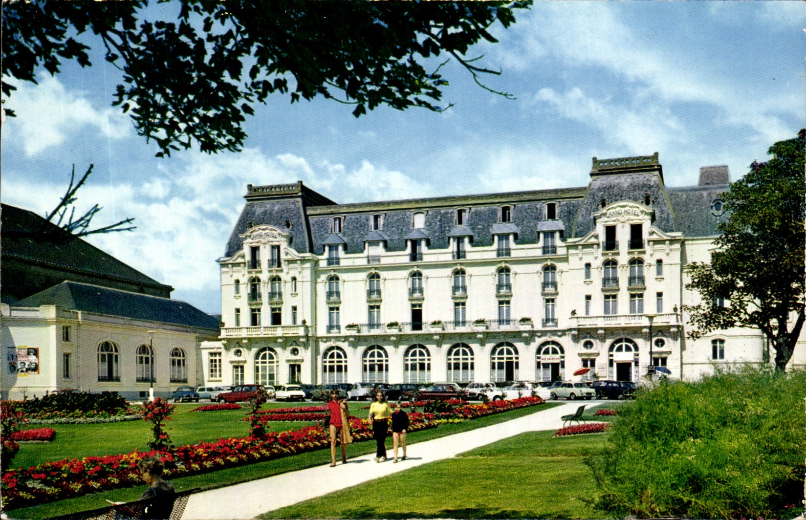 CPSM cabourg Le Grand Hotel Et Les Jardins