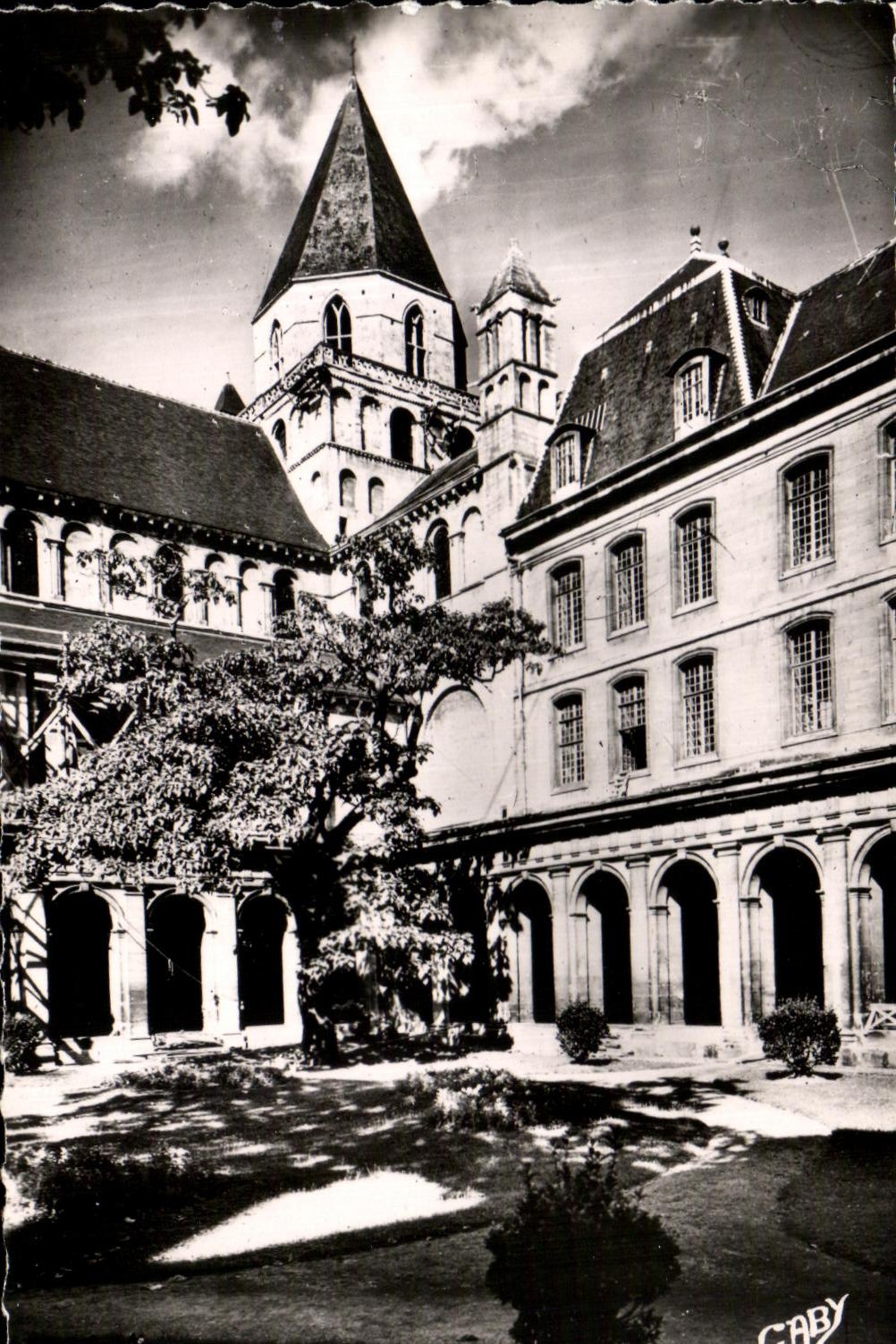 Linterna de la torre de St Etienne de la iglesia de la abadia de CPSM Caen vista del claustro de la abadia a los hombres