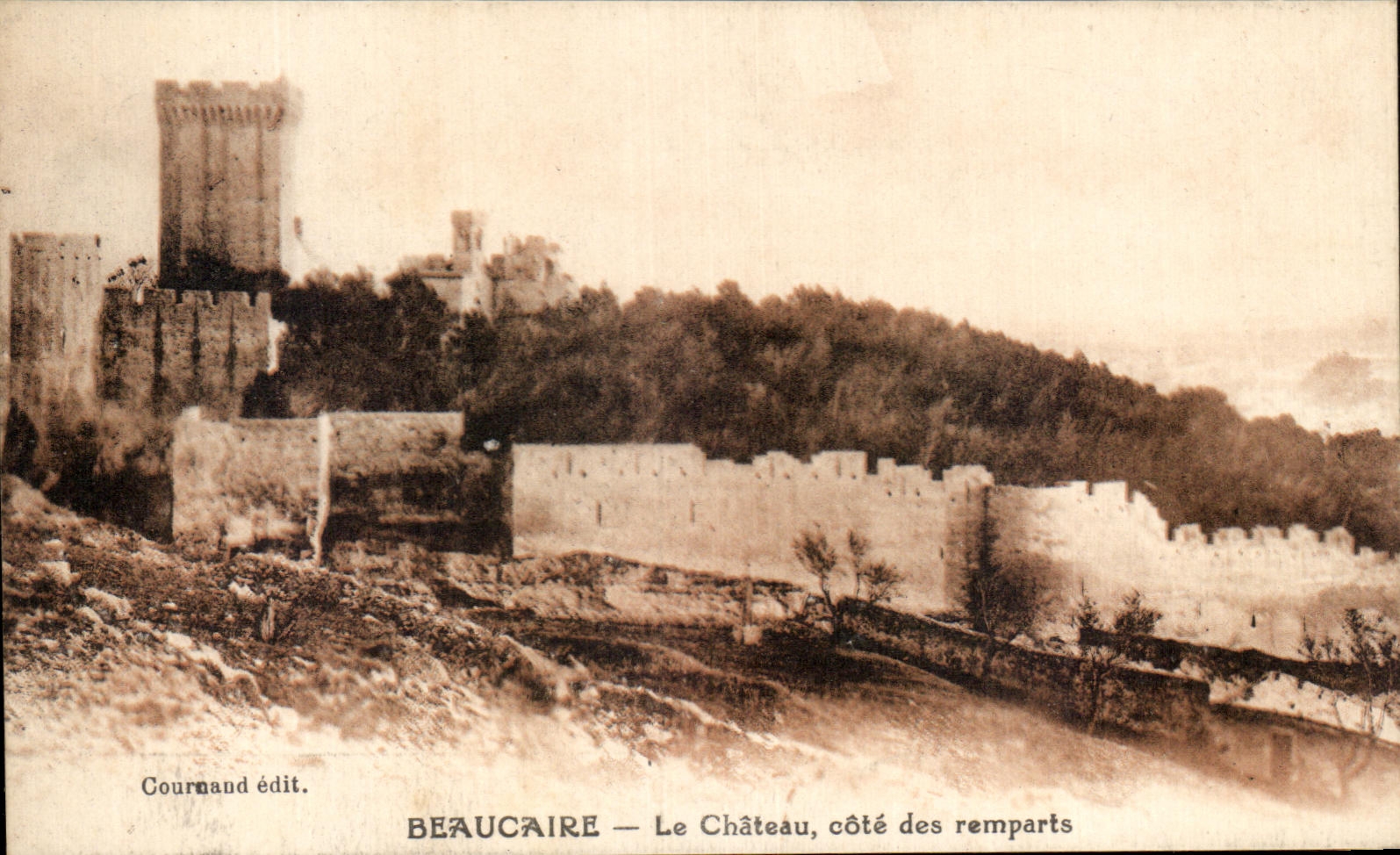 CPA Beaucaire Le Chateau cotes des remparts